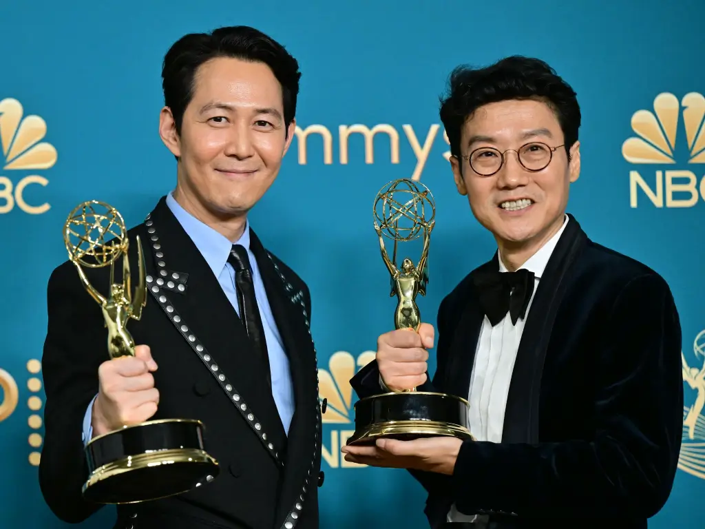 Hwang dong-hyuk holding award